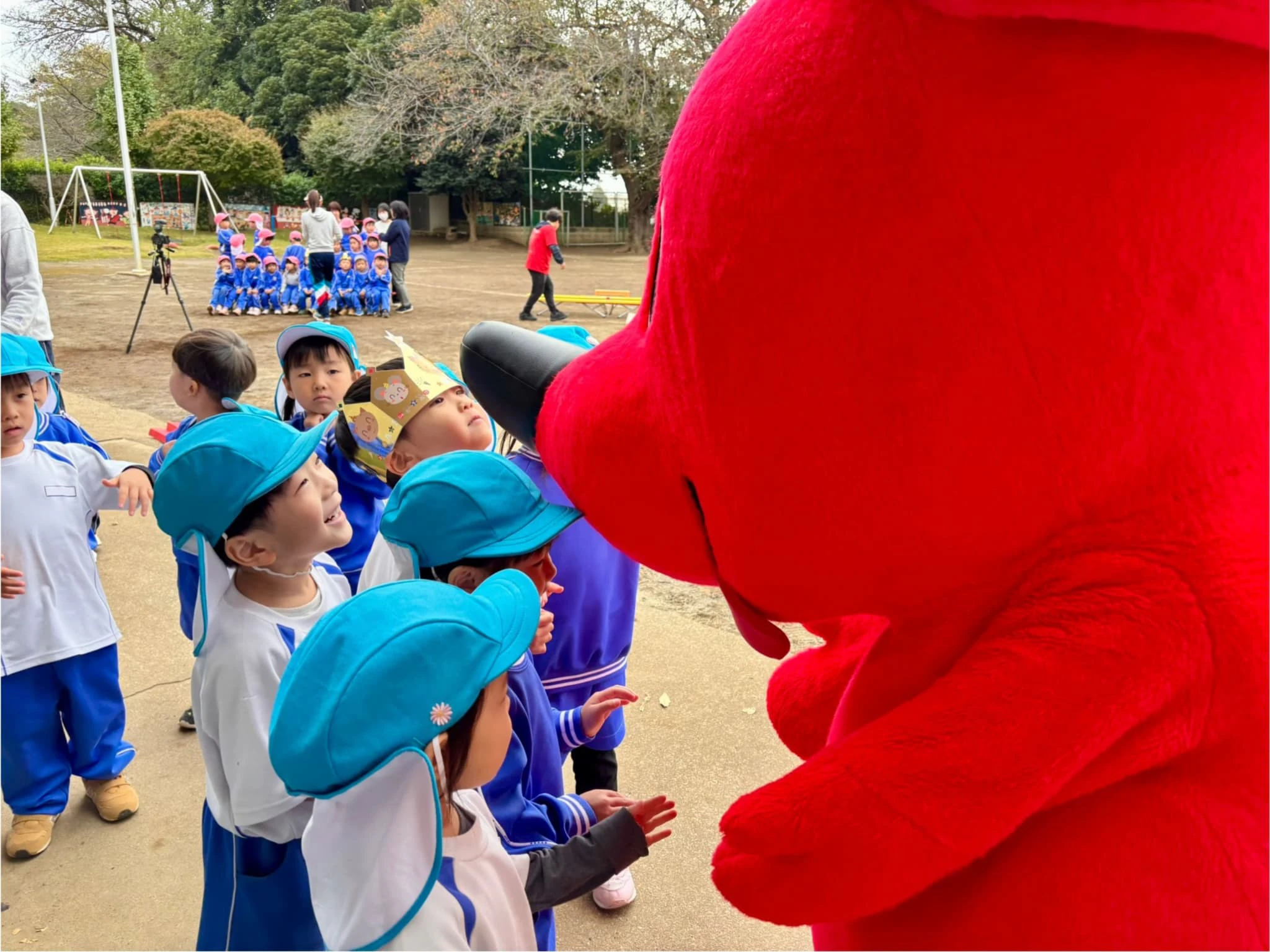 年少の子ども達がチーバくんと触れ合っているところ