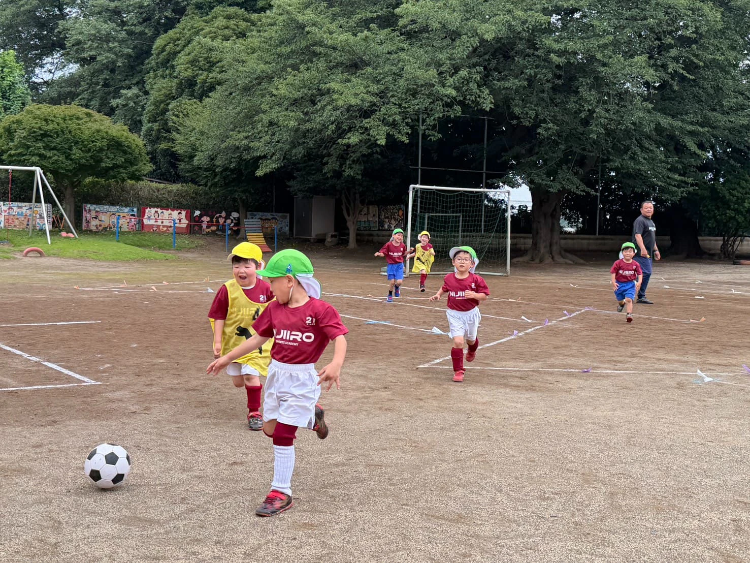 みもみ幼稚園の園庭でサッカーボールを追いかける年中組さん