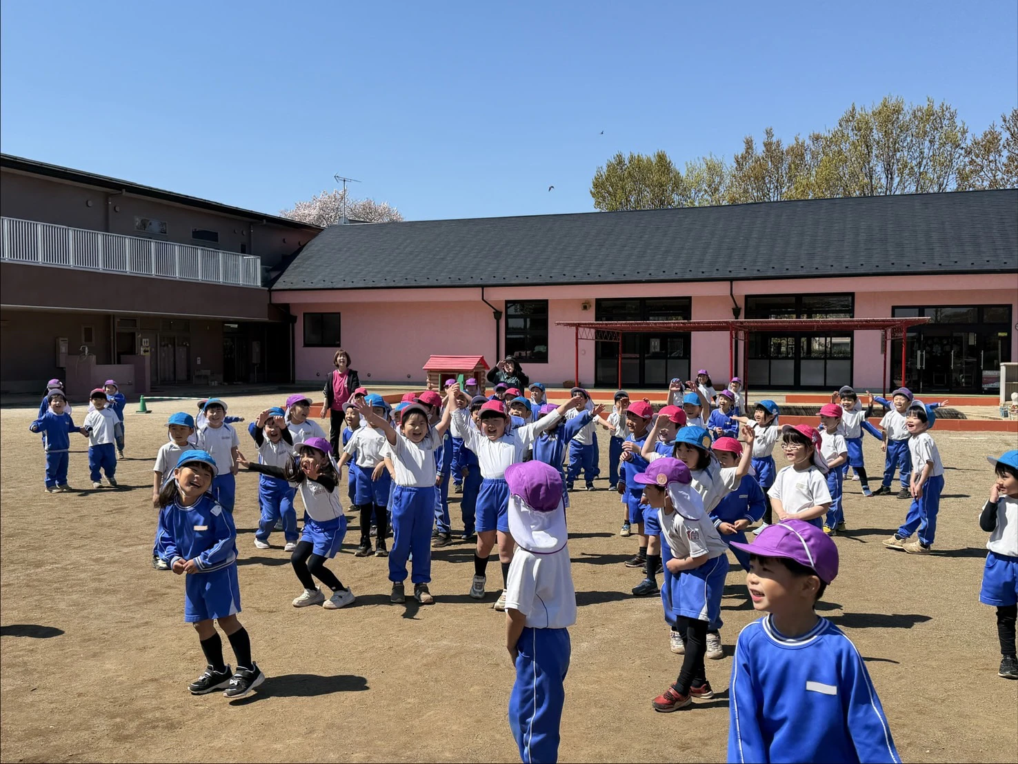 園庭で集団ゲームをする年長組