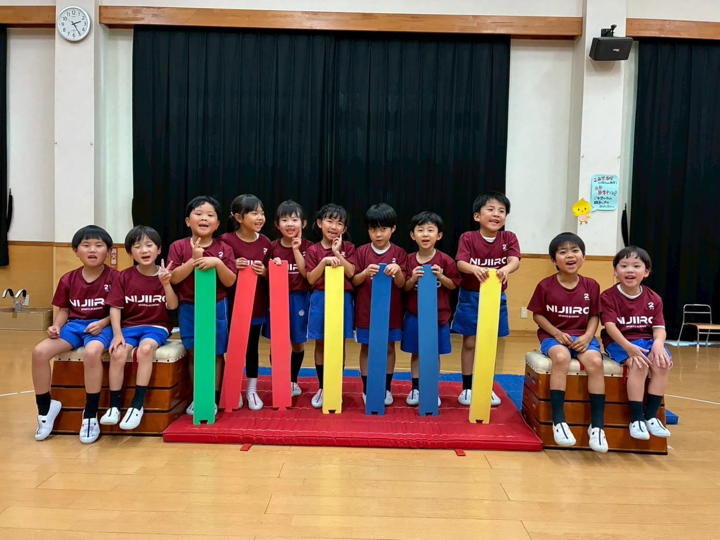 みもみ幼稚園の体操教室で集合写真を撮る子ども達