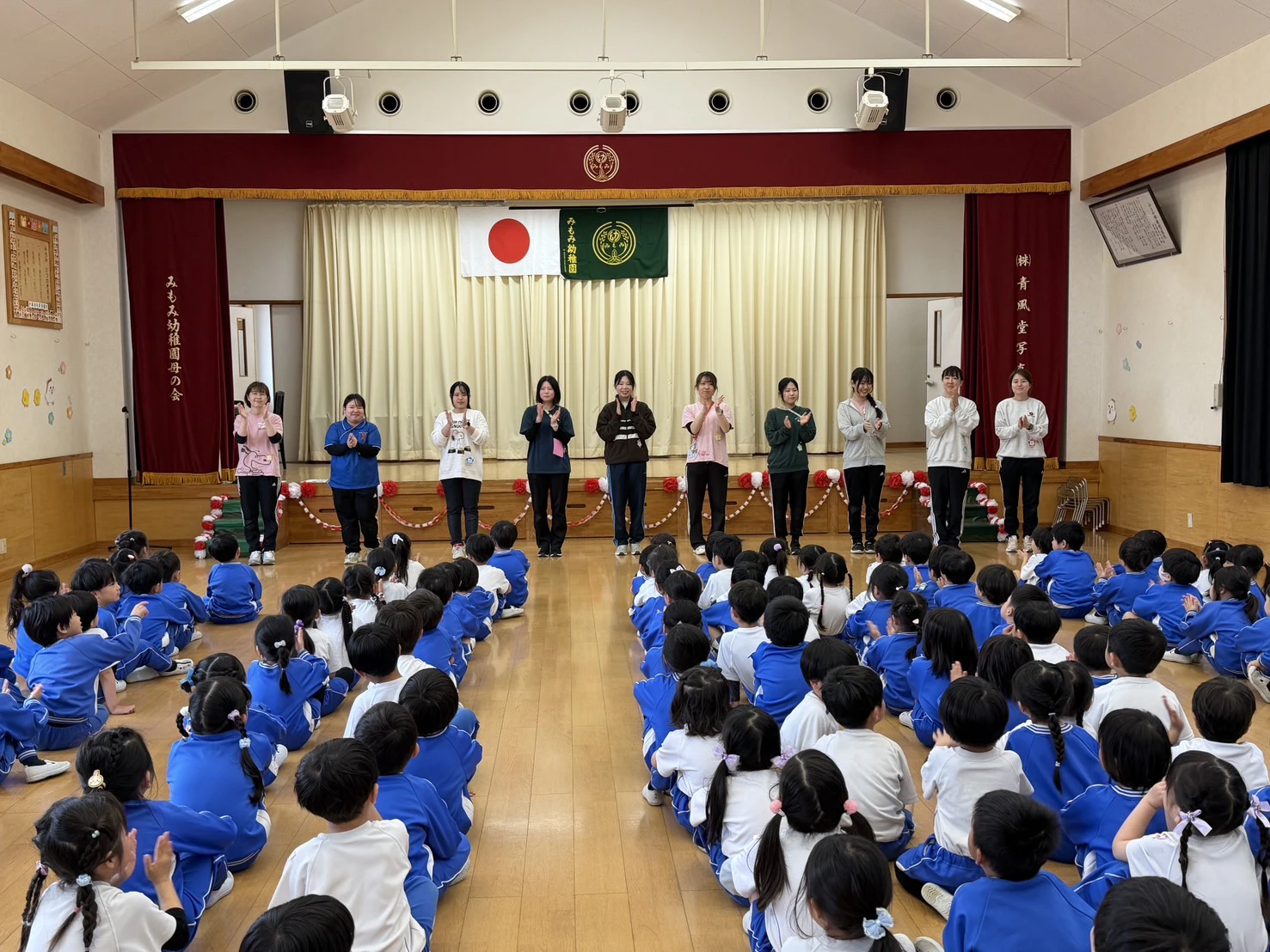 始業式で自己紹介をする職員たち