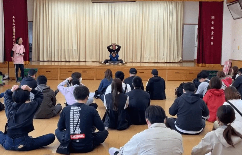 みもみ幼稚園の未就園児イベントで体操の先生と親子体操を行っている様子