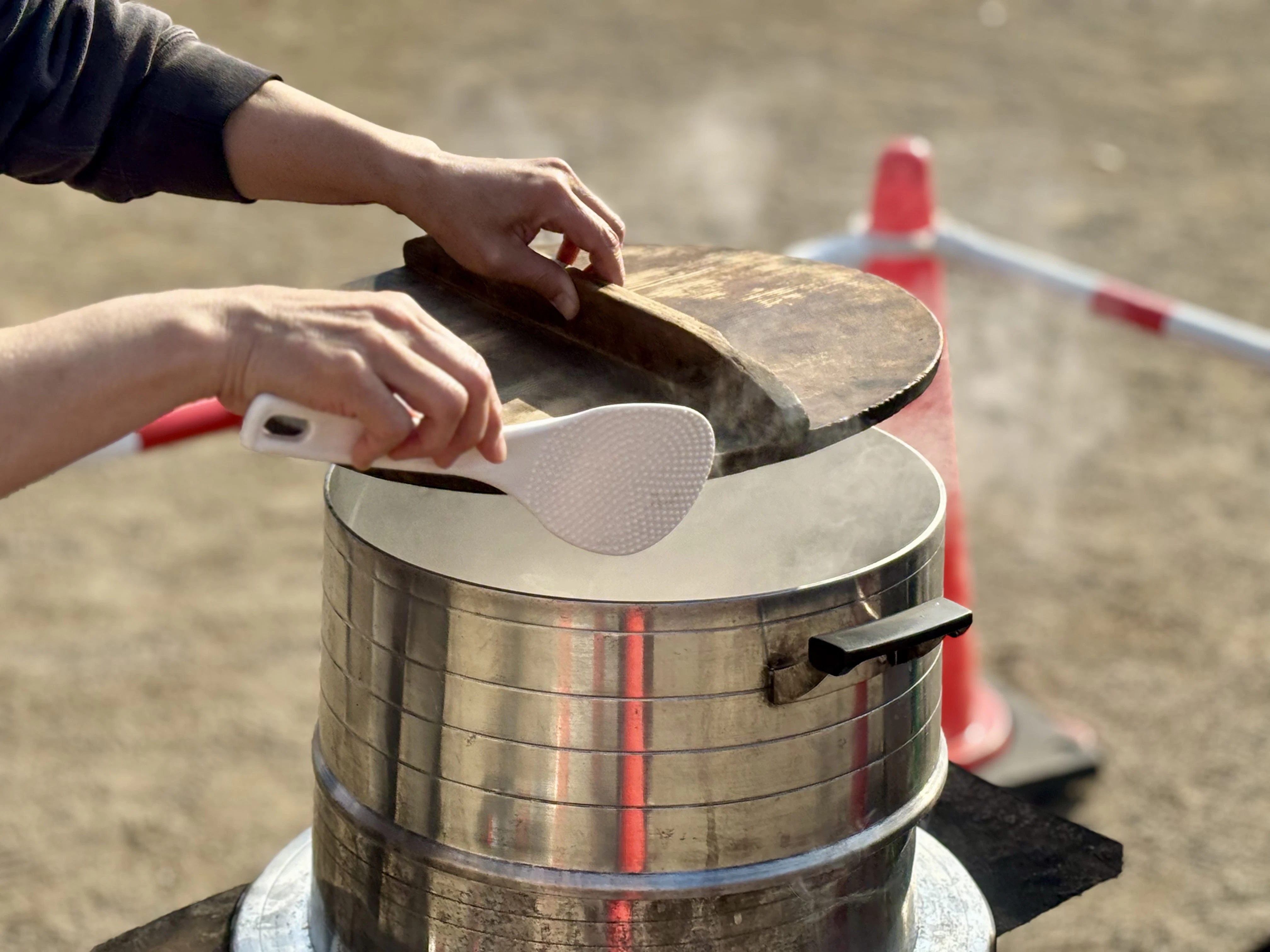 釜でもち米を焚いているところ