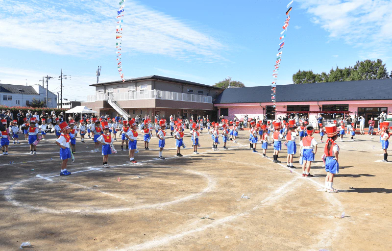 青空の元堂々と鼓笛隊の整列をしている年長さん