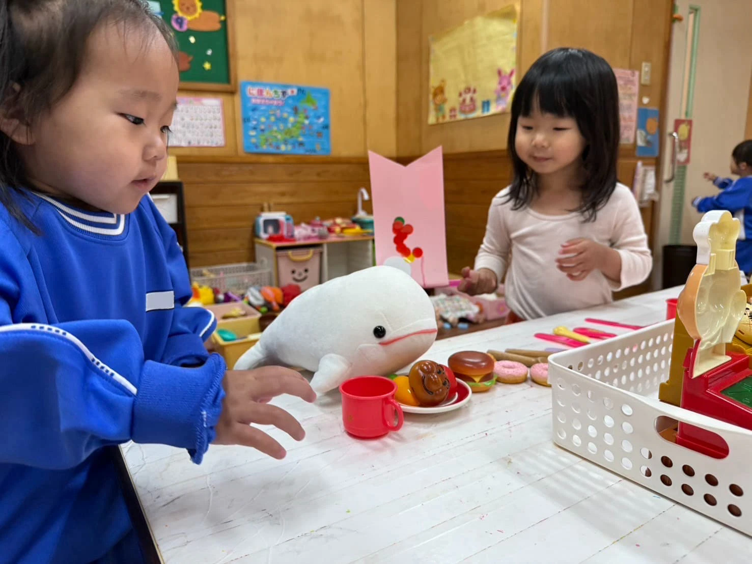 みもみ幼稚園の満3歳児クラスの二人がおままごとをしている様子