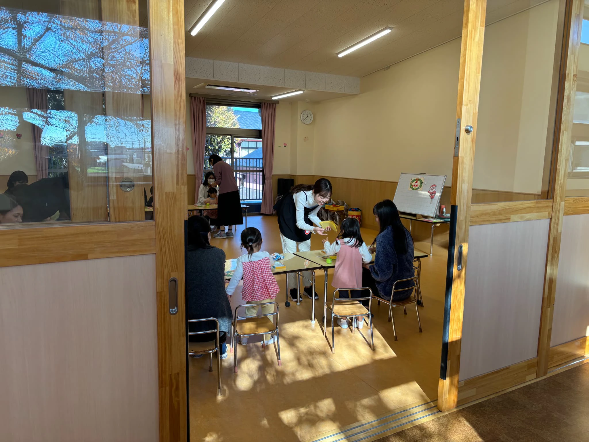 未就園児親子教室に来ている2歳児が製作に取り組んでいる様子