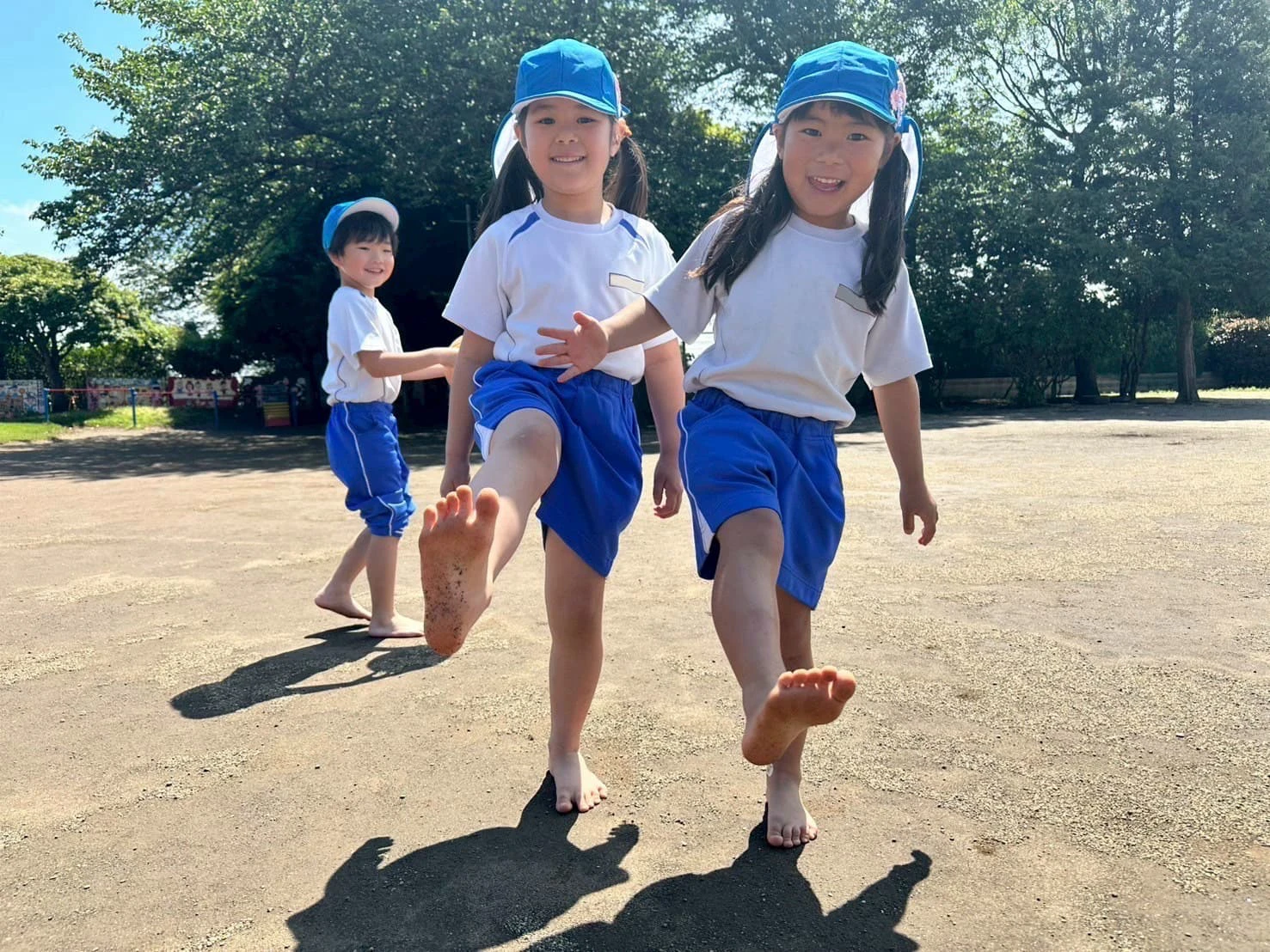 みもみ幼稚園の園庭を裸足で駆け回る年長組