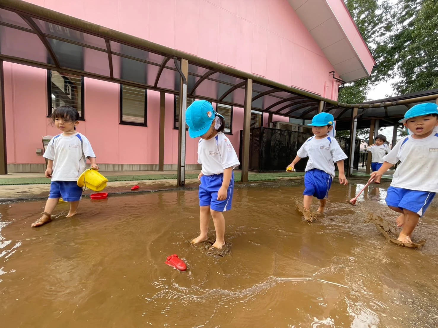 みもみ幼稚園の水たまりに裸足で入る子どもたち