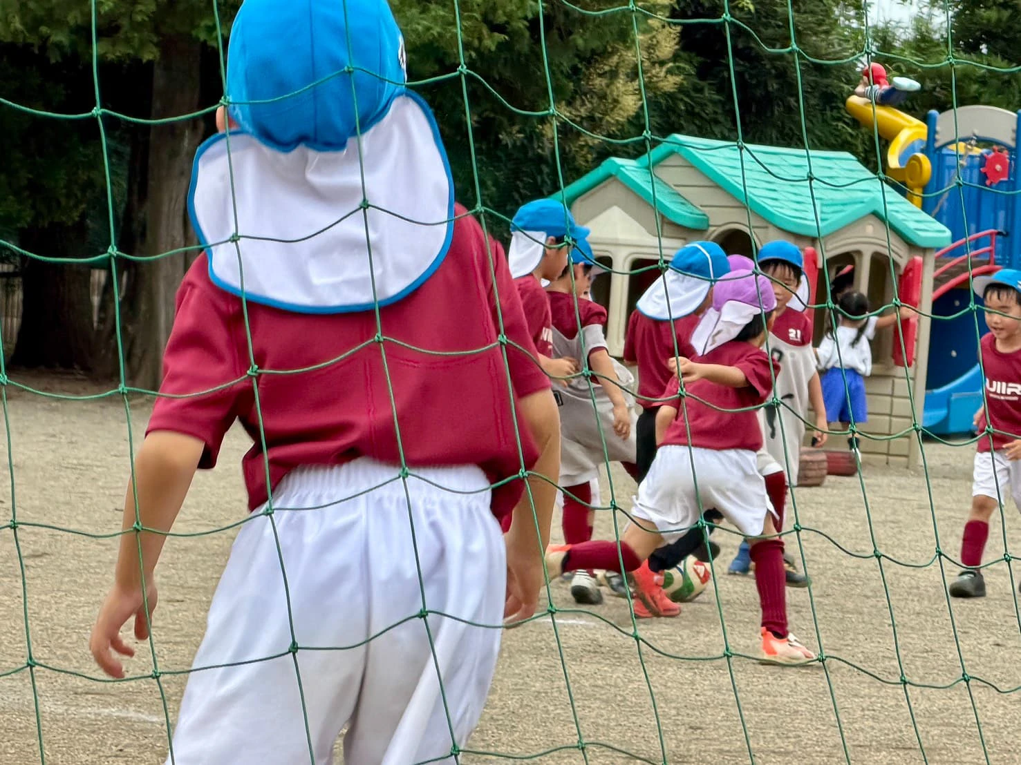 みもみ幼稚園のサッカー教室でサッカーをする子どもたち