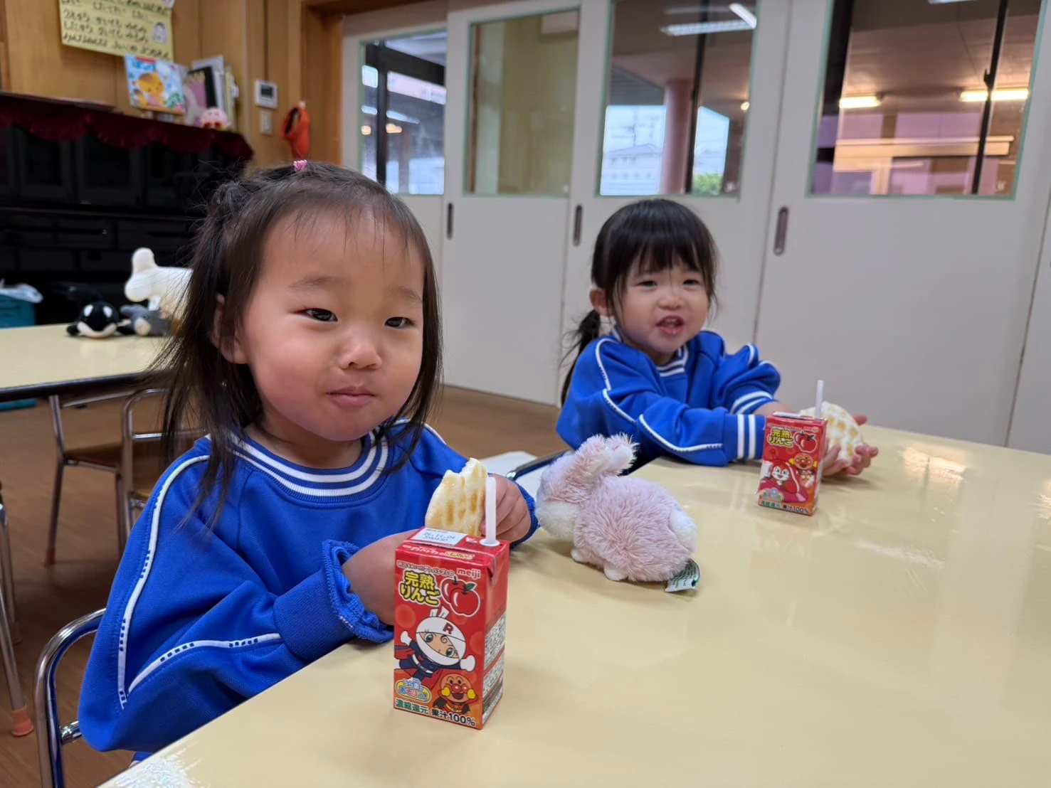 みもみ幼稚園の満3歳児クラスの子どもたちが笑顔でおやつを食べている様子