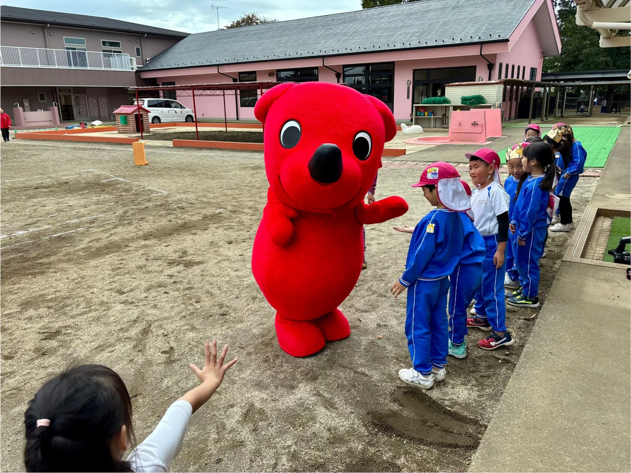 年長の子ども達とチーバくんがハイタッチをしているところ