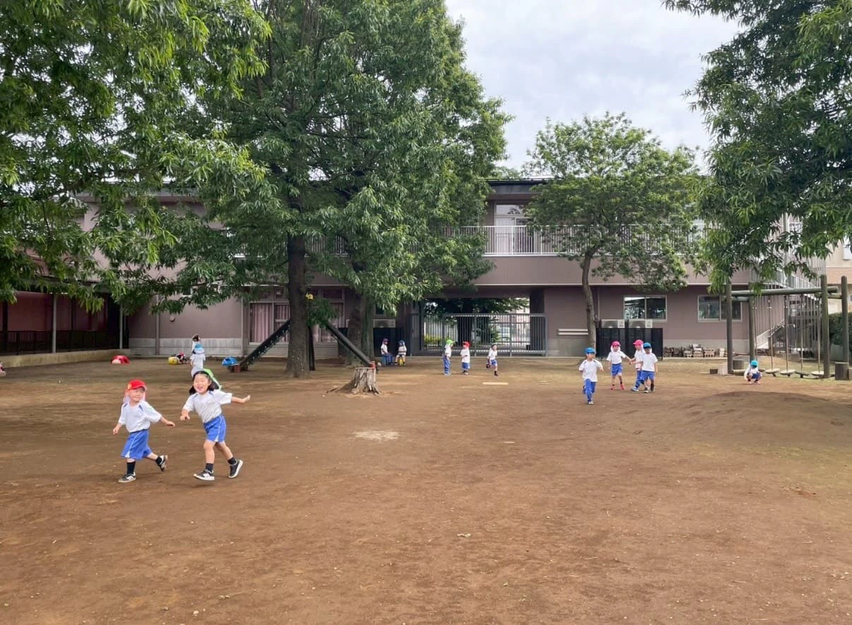 みもみ幼稚園のどんぐり広場でのびのびと走りまわる子ども達