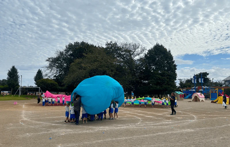 年中組が運動会のパラバルーンを行っている様子