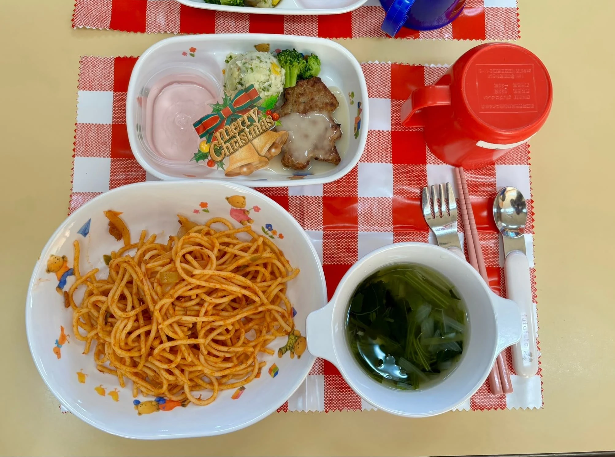 クリスマスツリーとぬいぐるみとソリ