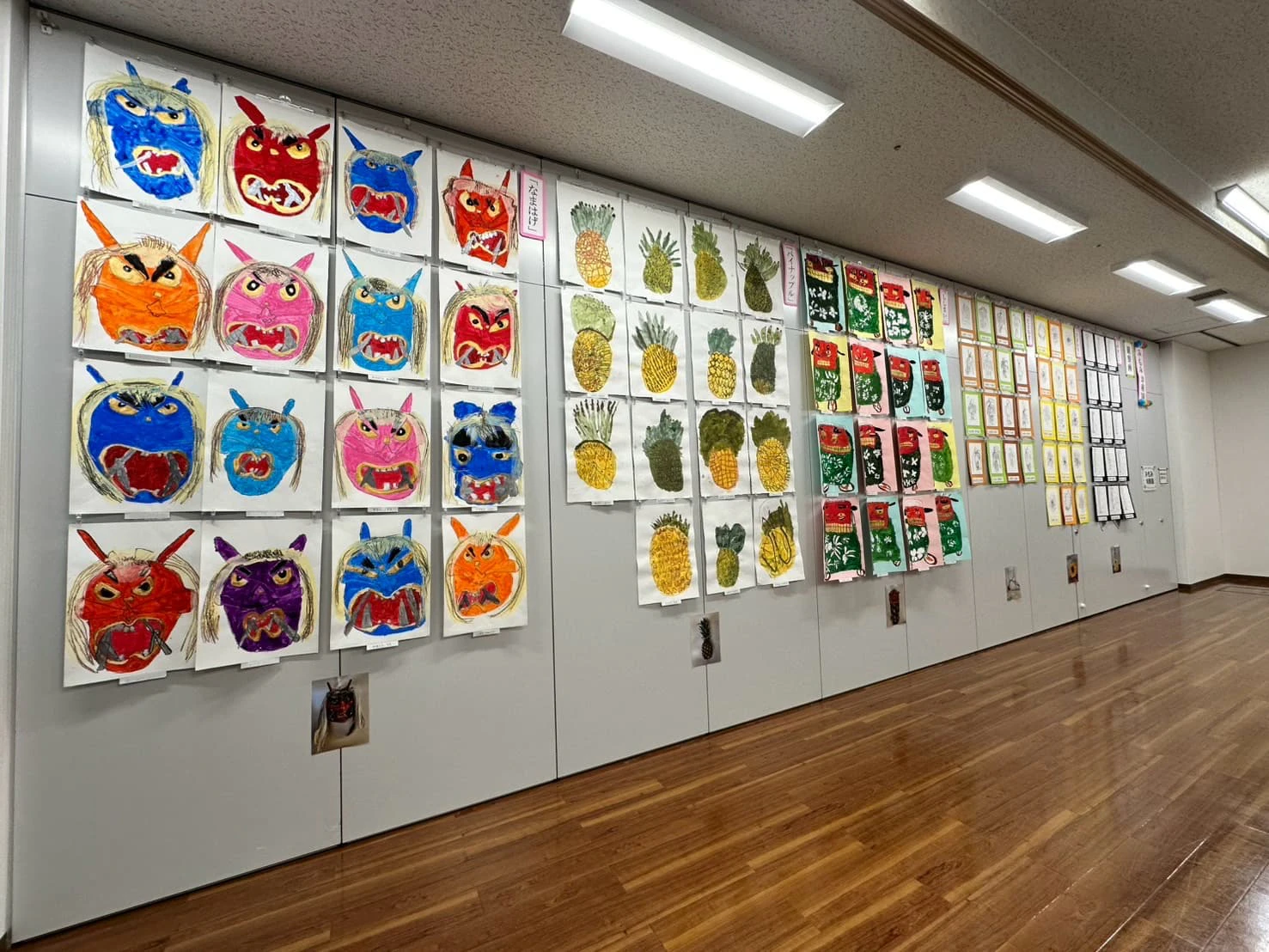 年長組の観察画が展示されている様子