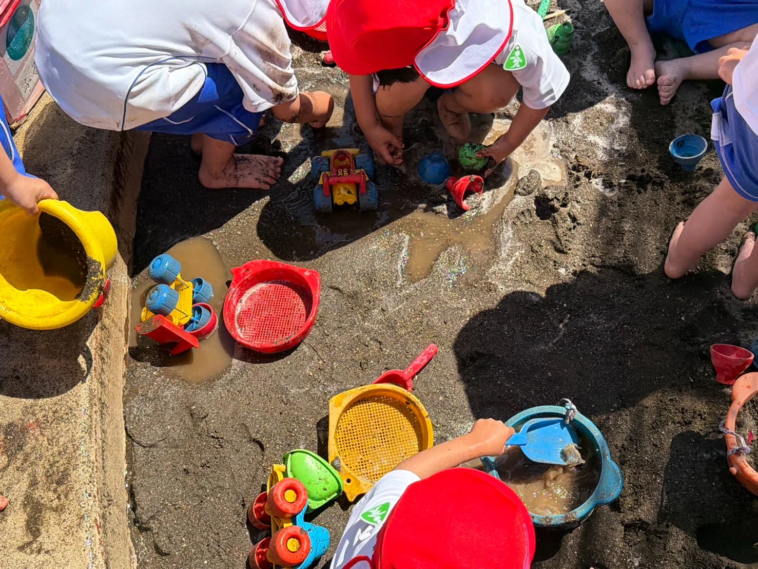 みもみ幼稚園の砂場で泥遊びをする年少組