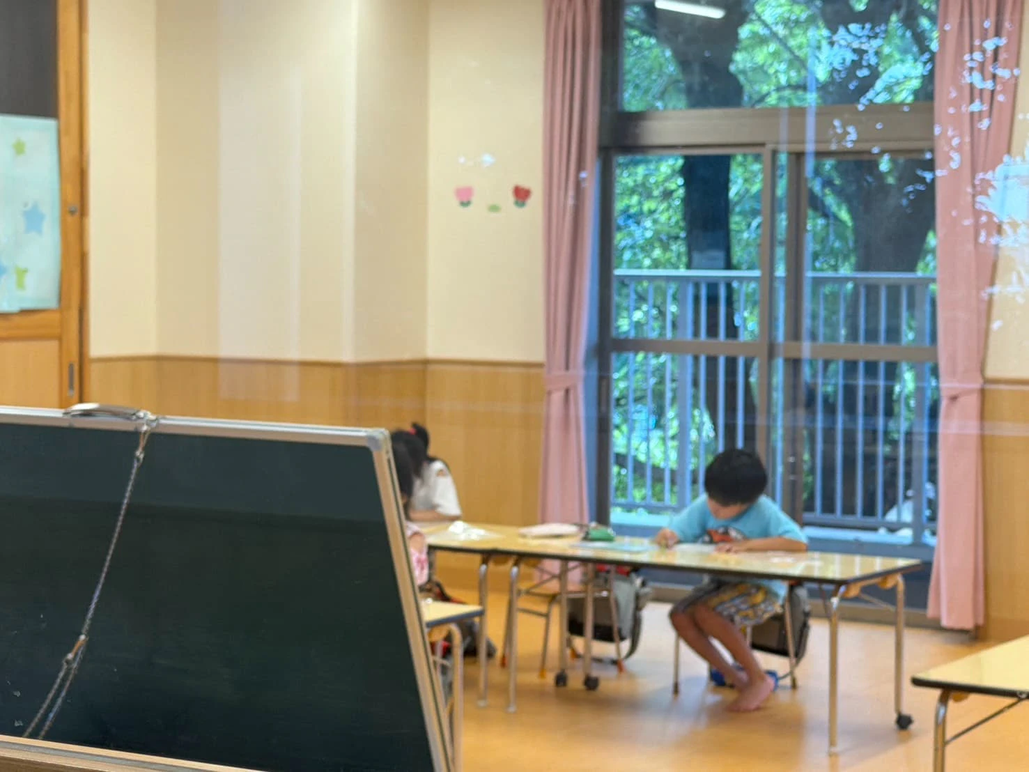 みもみ幼稚園の一室で勉強をする小学生