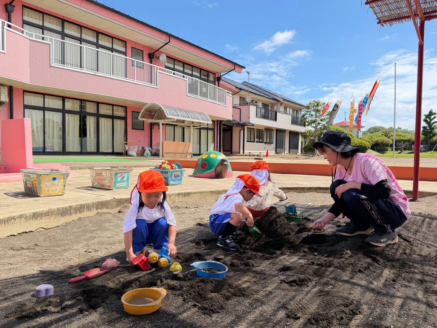 みもみ幼稚園の砂場で満3歳児クラスの子が遊んでいる様子