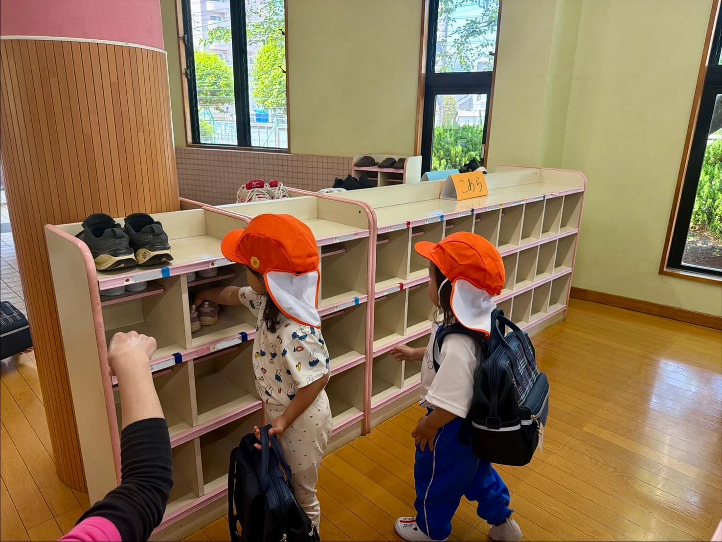 みもみ幼稚園の満3歳児クラスの子どもたちが靴箱に上靴を入れている様子