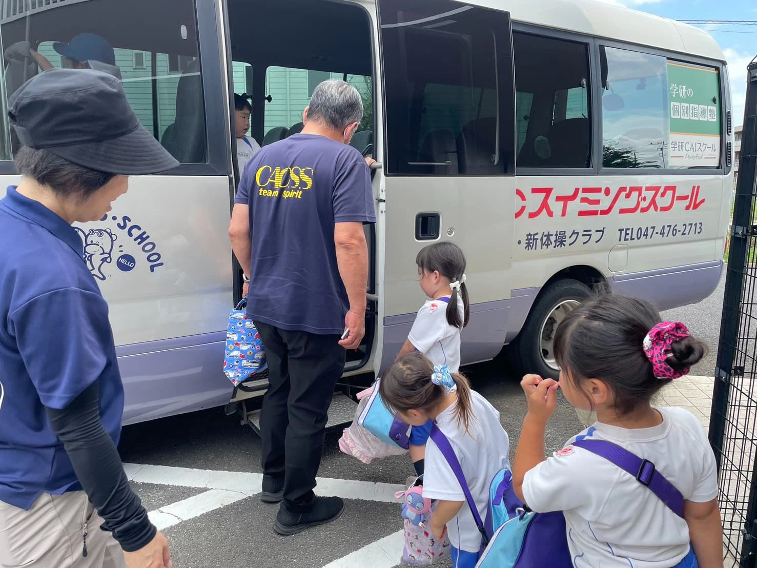 みもみ幼稚園に送迎にきたCACスイミングスクールのバスに子供たちが乗車するところ
