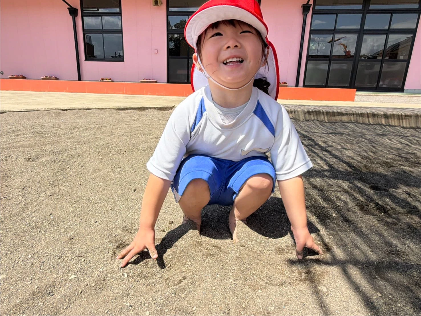 みもみ幼稚園の砂場で裸足になって遊ぶ年少組