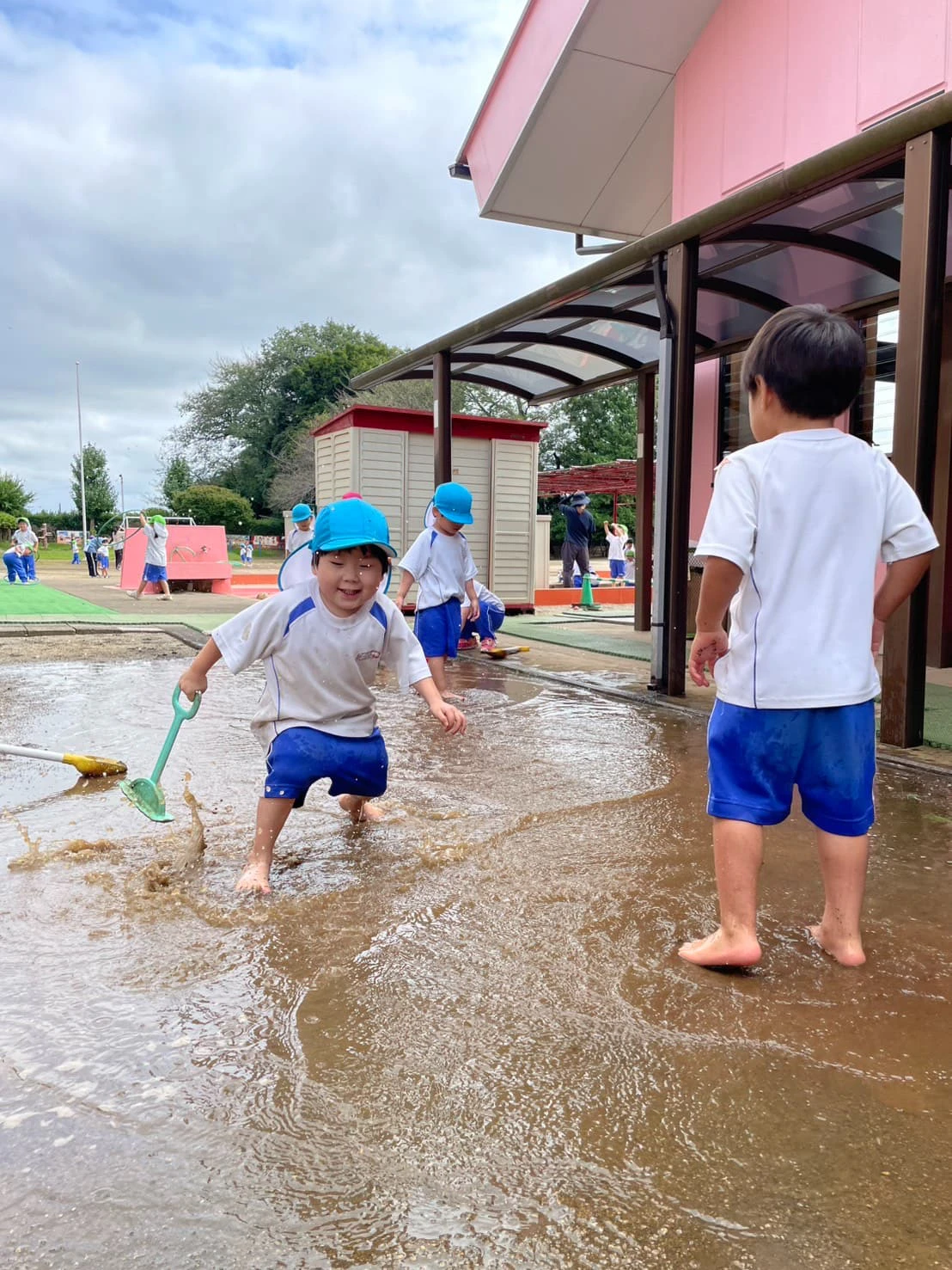 みもみ幼稚園の水たまりで遊ぶ子どもたち