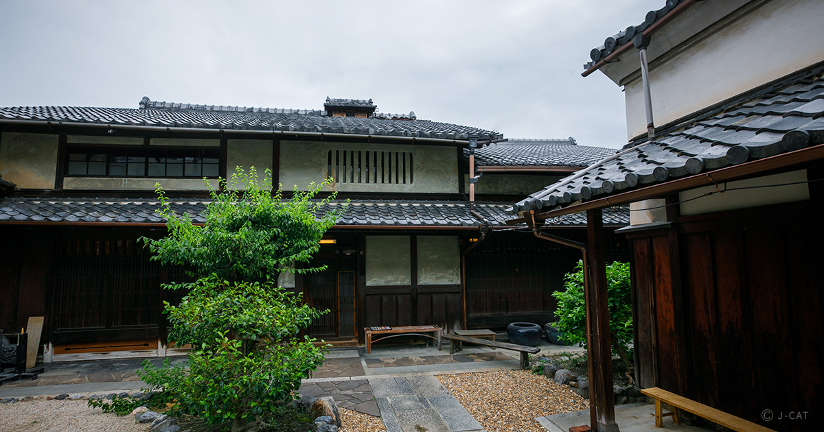 京都「和樂」築250年の武家屋敷で書家・清高院月蓮氏に学ぶ書道と水墨画 −道着に身を包んで−