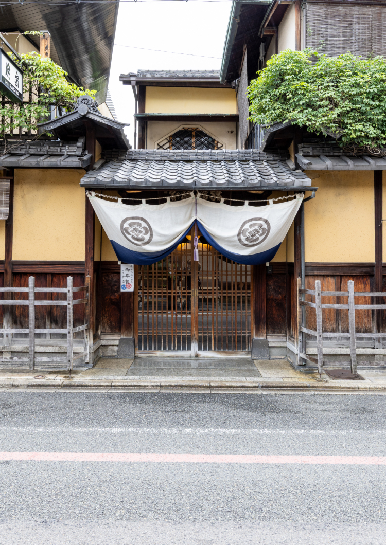 [Short Stay] Experience Authentic Kyoto Hospitality at Historic Hiiragiya Ryokan and Forge Your Own Japanese Knife with a Master Blacksmith