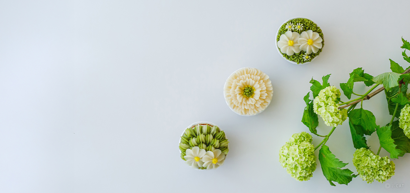 花を模した和菓子「あんこのお花」をつくる 大阪・梅田のアトリエにて