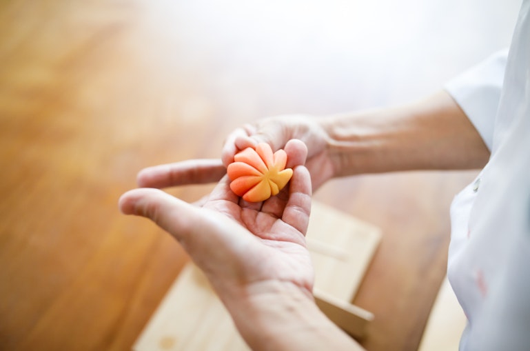手のひらに生まれる、和菓子との時間。