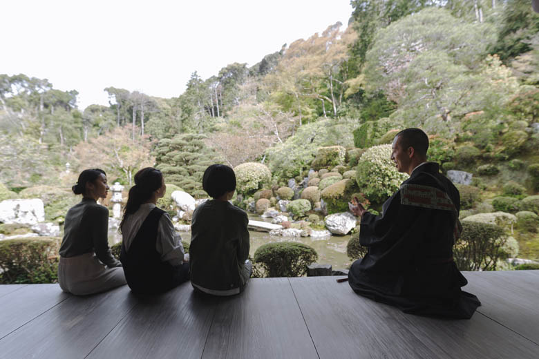 自然に囲まれた綺麗な空気の中でゆったりと法話に耳を傾ける様子