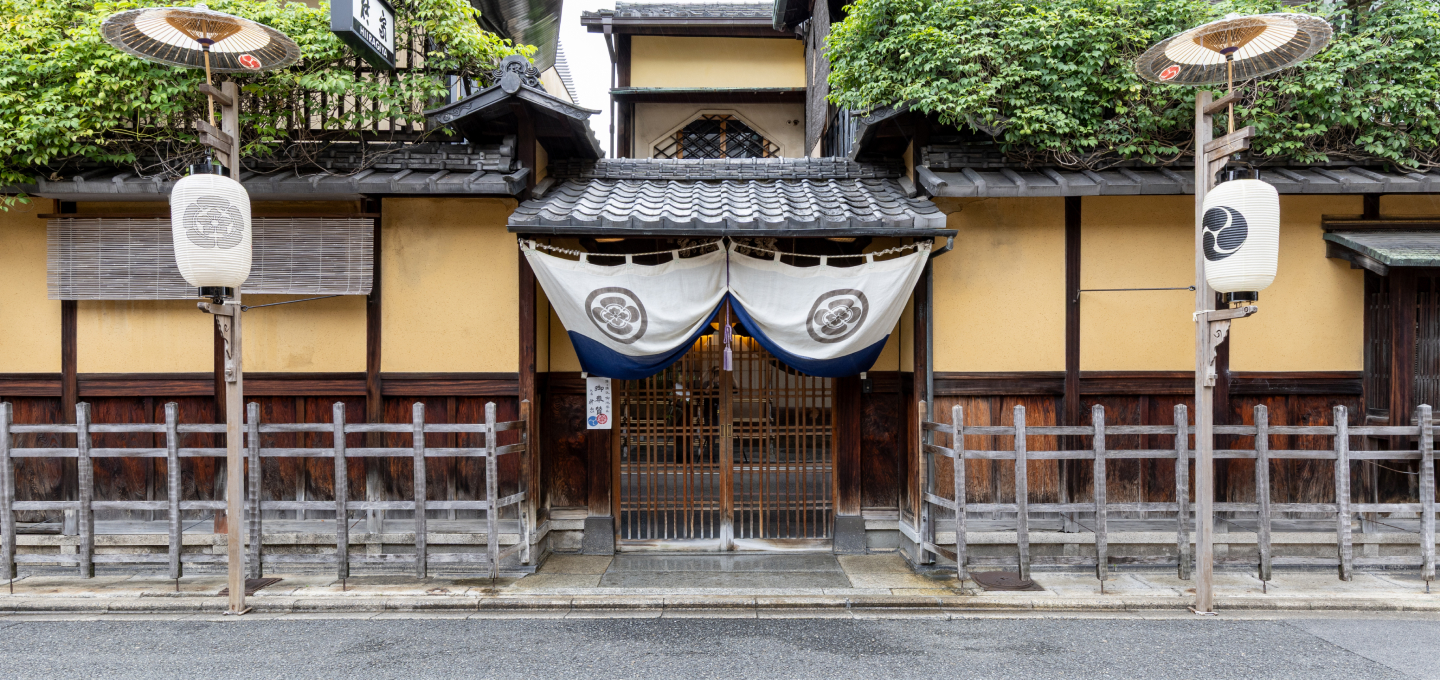 [Short Stay] Experience Authentic Kyoto Hospitality at Historic Hiiragiya Ryokan and Forge Your Own Japanese Knife with a Master Blacksmith