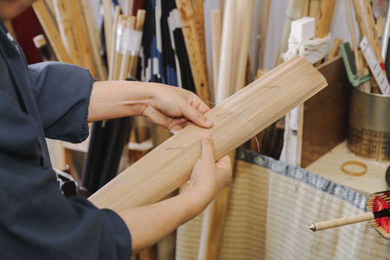 和紙を貼る前の竹骨。いかに繊細で、素材をそのまま使われているかが伺える