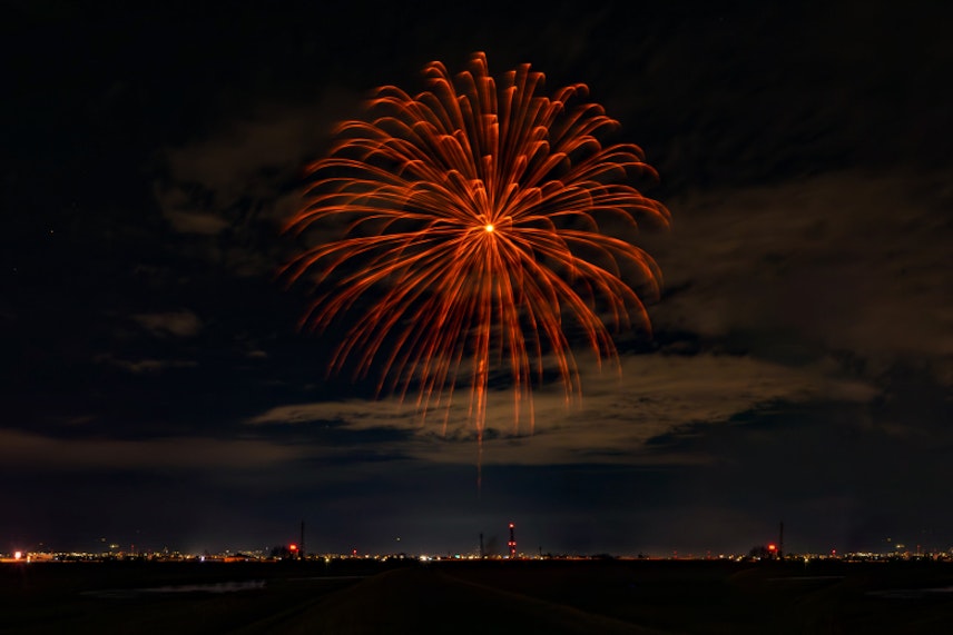 祈りや想いを夜空に放つ。日本伝統の美意識を未来に伝える「和火」の光。の画像