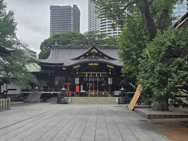 【十二社熊野神社】西新宿に勤めていた頃から知っていた神社へ、ようやく初参拝。紫陽花とアマビエの御朱印をいただく