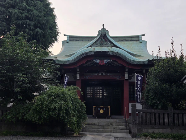 【筑土八幡神社】石段を登った先に佇む都内の隠れた八幡様。厄除け・病気平癒のご利益を求めて参拝