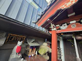 【美喜井稲荷神社】赤坂の2階にひっそり佇む。実在した猫を祀る小さなお社へ