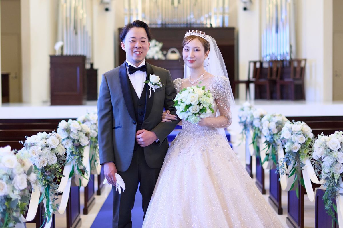 ゲストみんなと森の中でキャンプを楽しむような結婚式