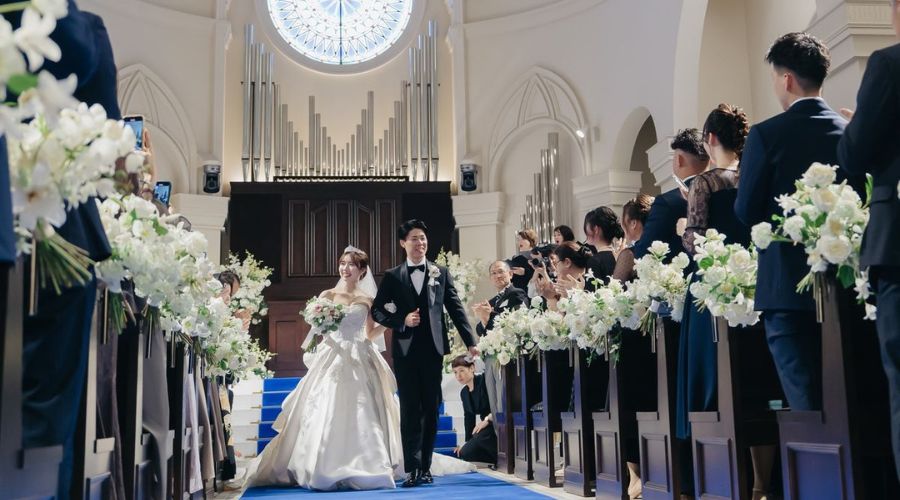 青いバージンロードと『楽しく、ゲストと近い結婚式』