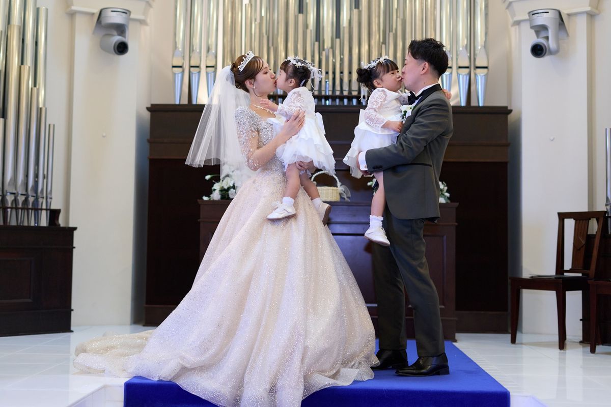ゲストみんなと森の中でキャンプを楽しむような結婚式