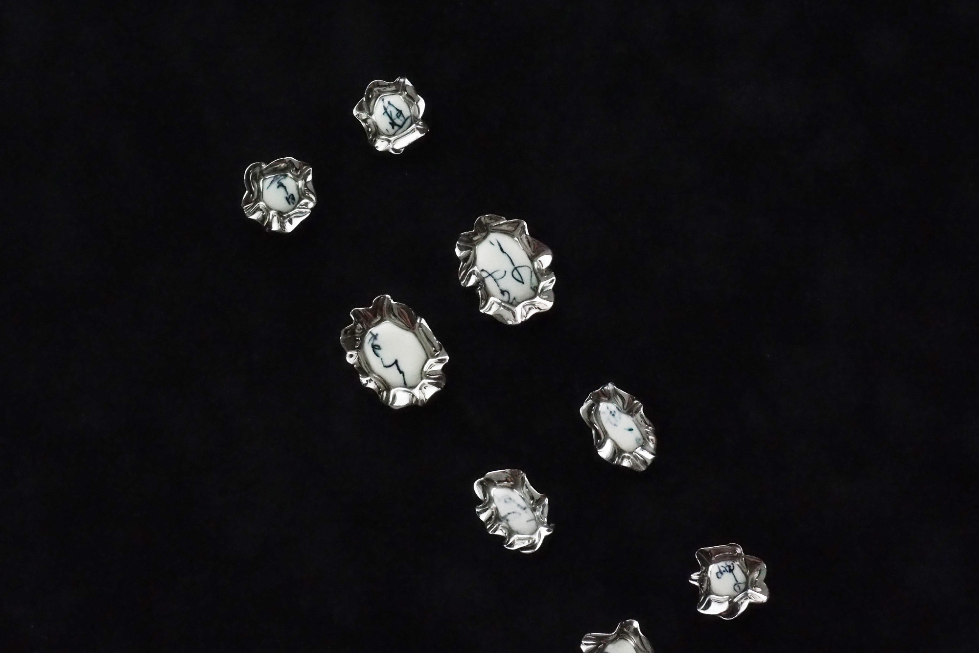 Oyster Brooch M 岡野 真理絵 陶磁器のジュエリーのお店 | 生活のたのしみ展2023 - ほぼ日