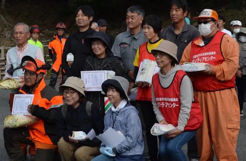 現場セミナー「郡山城跡の枯れ木伐採と登山道清掃活動」の活動写真