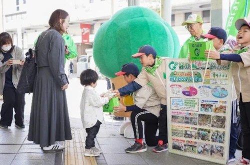 現場セミナー：緑の街頭募金活動～街に響いた子どもたちの声、咲いた笑顔の花～の活動写真