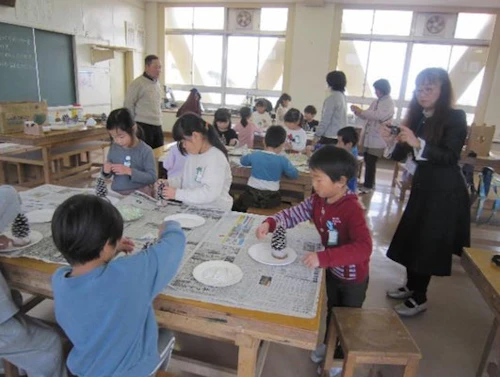 番外編 現場セミナー 「鈴が峰小学校どんぐりのコマ作り、マツカサツリー作り」の活動写真