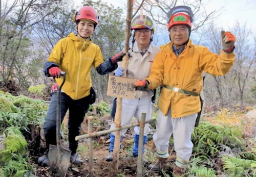 現場セミナー：鬼ケ城山 陽光桜の植樹に汗を流しての活動写真