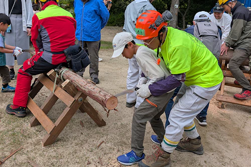 手を添えて優しく指導する