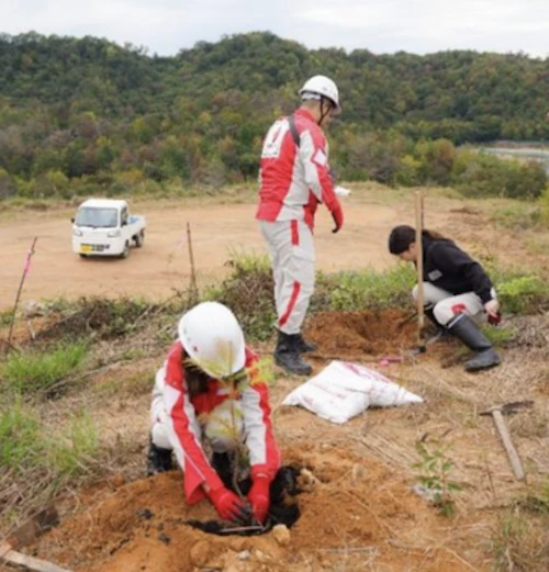 現場セミナー：令和７年度国際交流事業 高校生たちと「にっせきの森」植樹イベントの活動写真
