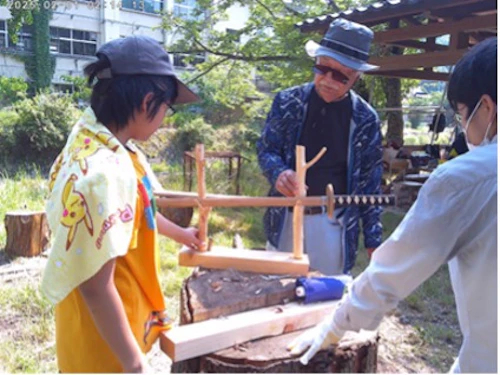 イチョウ木の枝を使った「刀掛け」