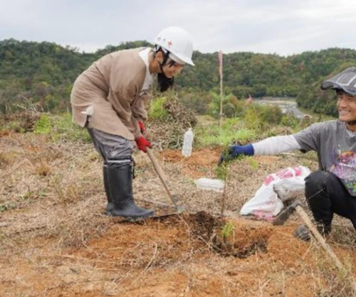 現場セミナー：令和７年度国際交流事業 高校生たちと「にっせきの森」植樹イベントの活動写真