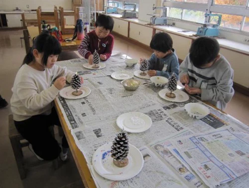 番外編 現場セミナー 「鈴が峰小学校どんぐりのコマ作り、マツカサツリー作り」の活動写真